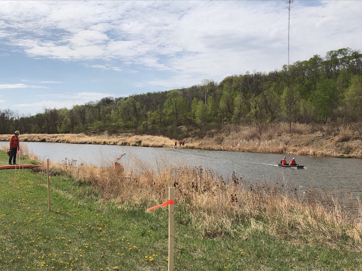 Bateau sur la rivière et personne sur la rive