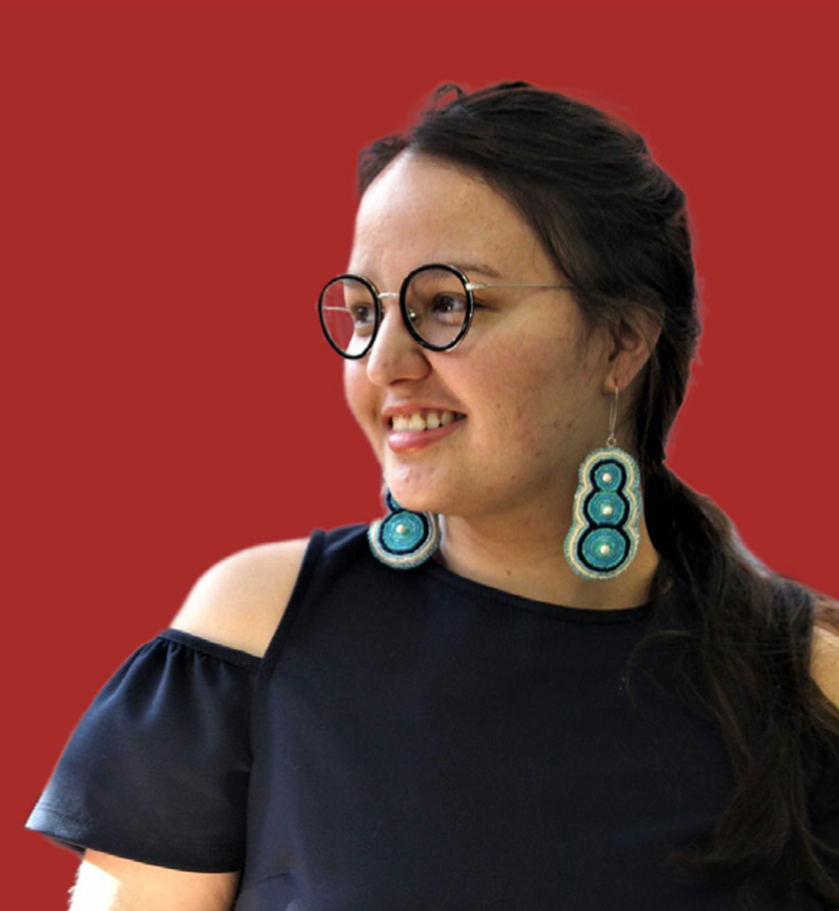 Kaella Marie Earle,vice-présidente du CCA, sur un fond rouge.