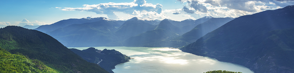 Vue panoramique de la baie Howe et des montagnes environnantes un jour d’été. Squamish, C.-B.
