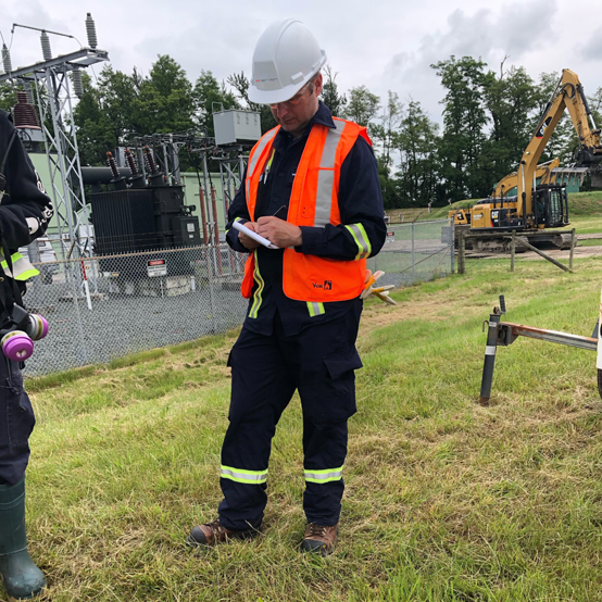 L’inspecteur de la Régie effectue une inspection en vue de la protection de l’environnement le long du tracé de Trans Mountain.