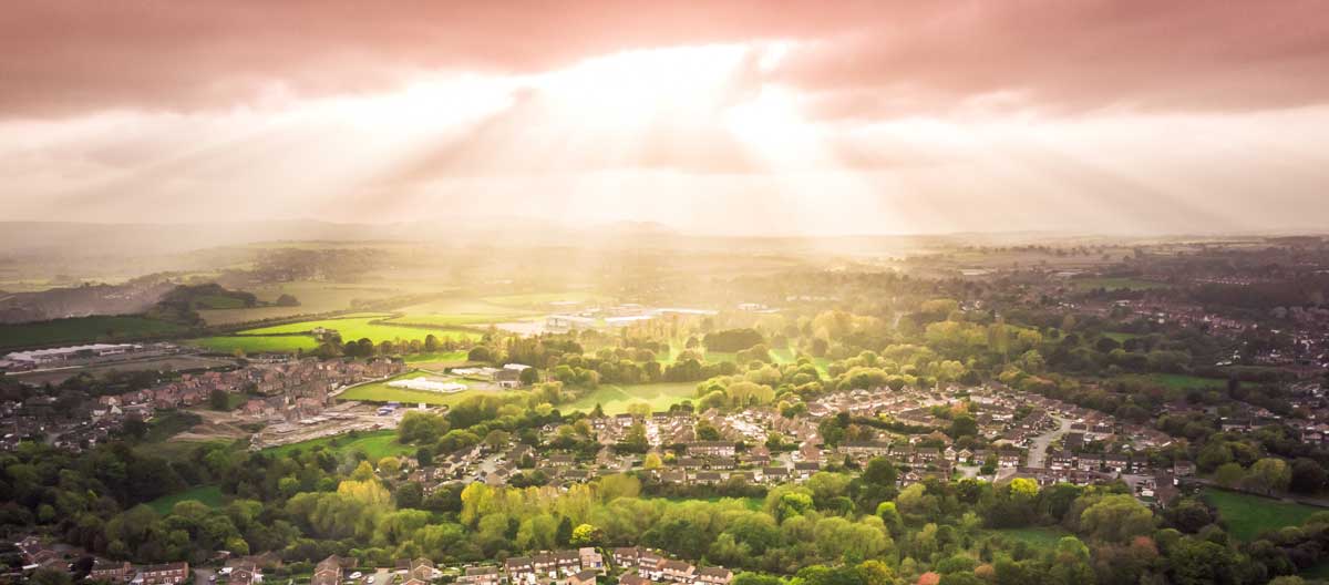 Figure  : Rayons de soleil sur un paysage de zones urbaines et de terres agricoles.