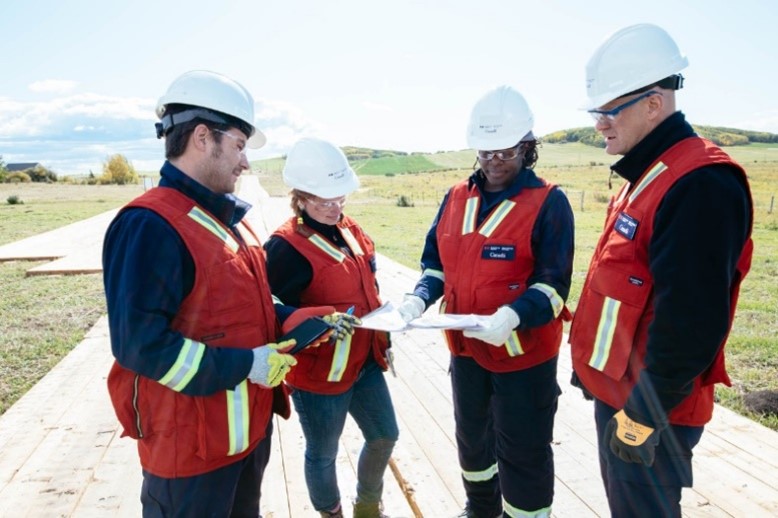 Figure 6 : Les inspecteurs de la Régie examinent une carte le long d'une emprise