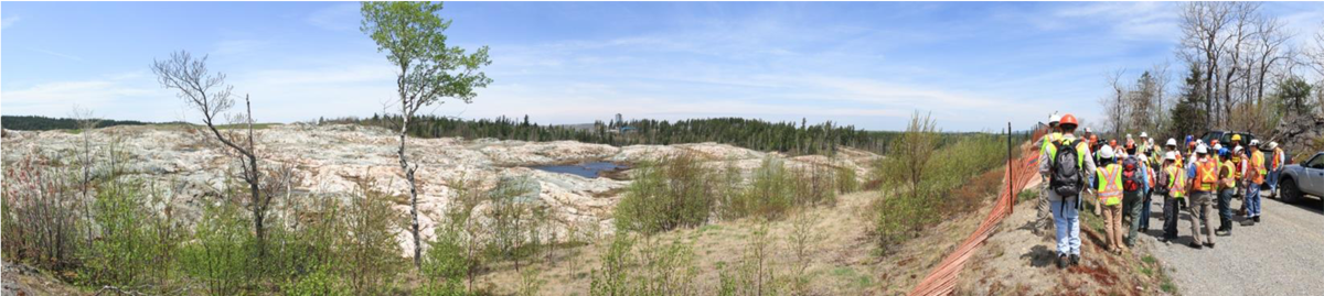 Figure 6 – Réunion d'équipe sur le site d'un projet en cours
