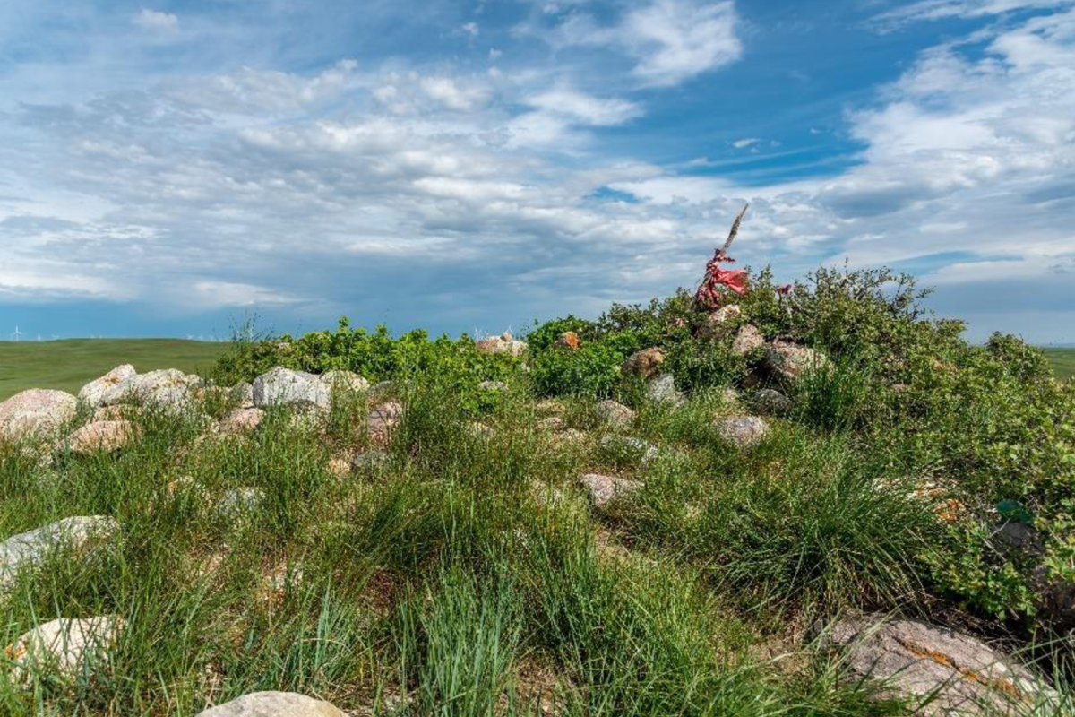 Figure 1  – Sundial Hill Medicine Wheel dans le sud-est de l'Alberta. Ce site religieux a été construit par des peuples autochtones des Plaines.