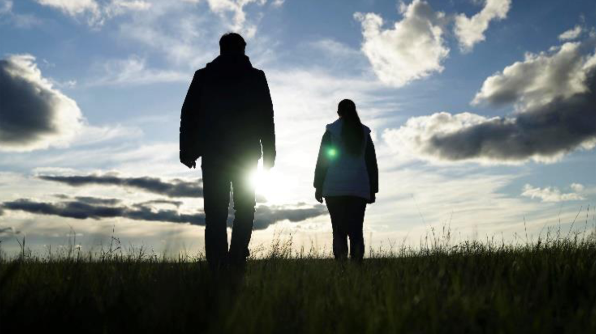 Figure 2 – Un homme et une femme marchent vers le crépuscule.