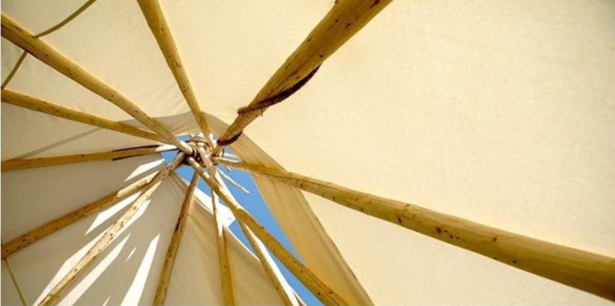Figure 3 – Regard vers le ciel à partir de l'intérieur d'un tipi.