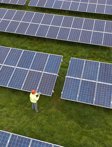 Vue aérienne d’un ingénieur procédant à des vérifications dans un parc solaire