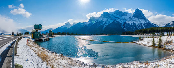 Centrale hydroélectrique Snowy Lake à Canmore; montagne en arrière-plan.