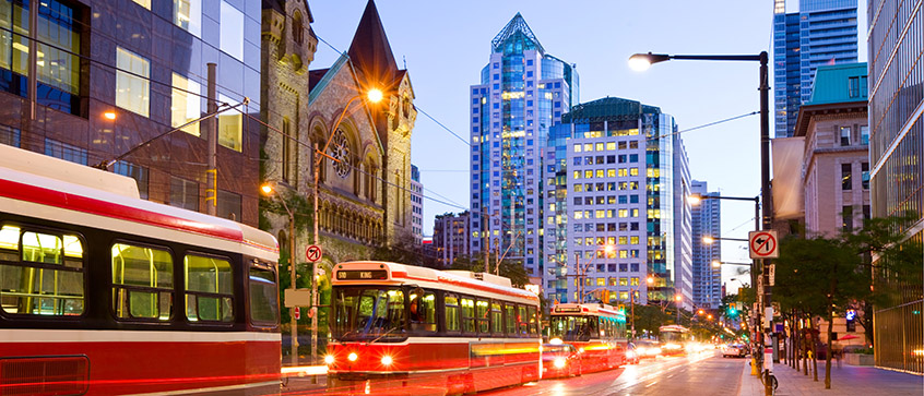 File de tramways en un début de soirée d’été à Toronto.