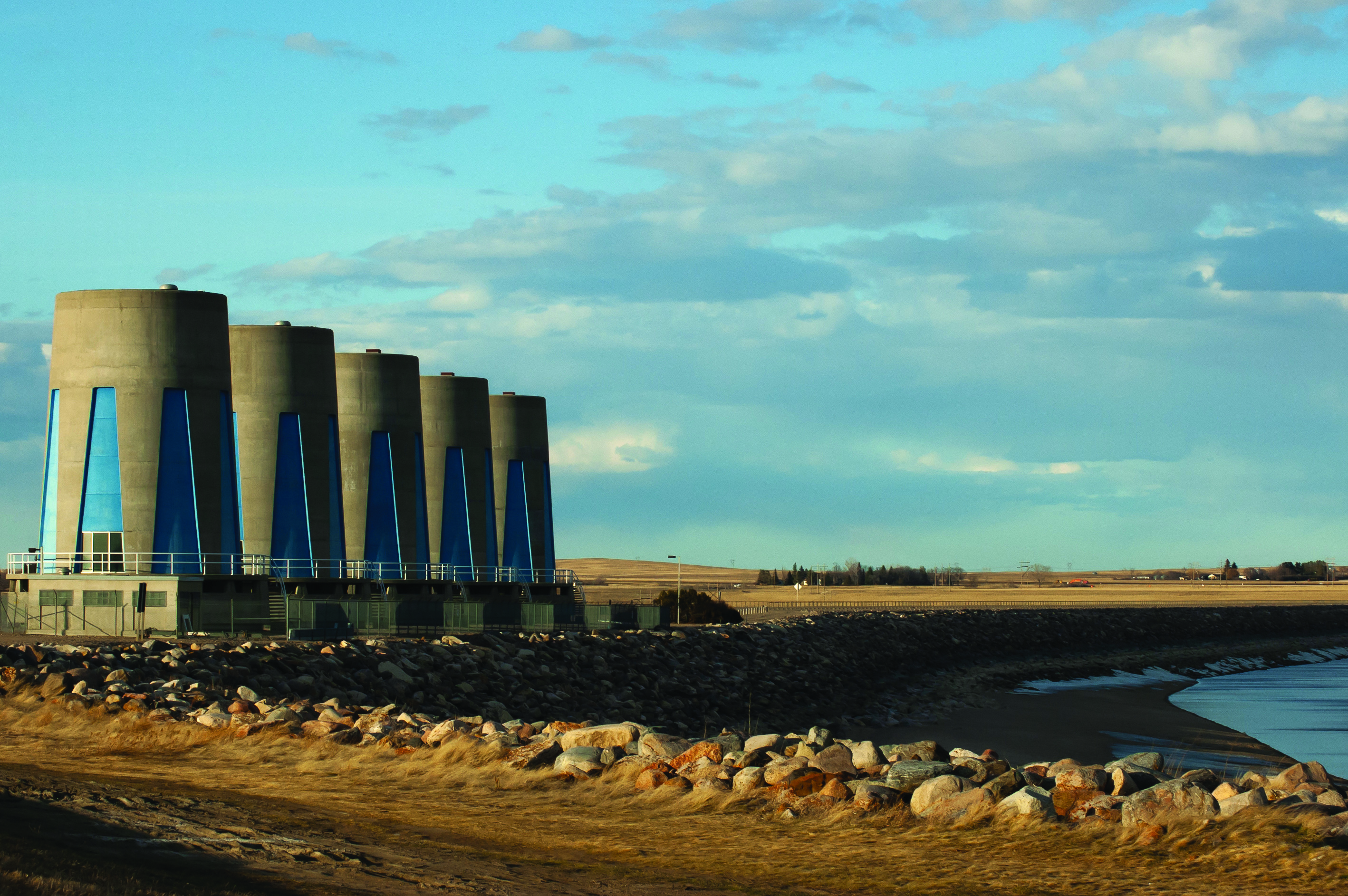 Turbines électriques au barrage Gardiner, en Saskatchewan, sous un ciel nuageux d’automne.