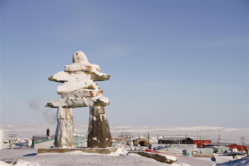Inukshuk (ou Inuksuk) recouvert de neige, au mois de février, sur une colline dans la communauté de Rankin Inlet, au Nunavut.